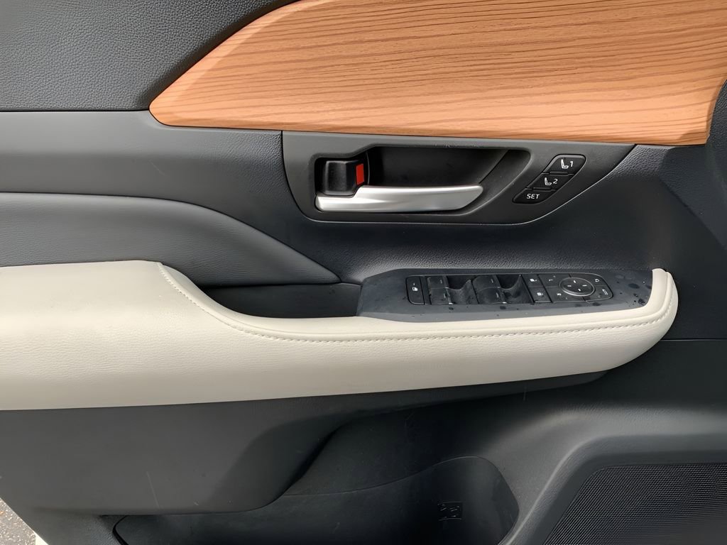 Used 2024 Toyota Grand Highlander Limited image 11