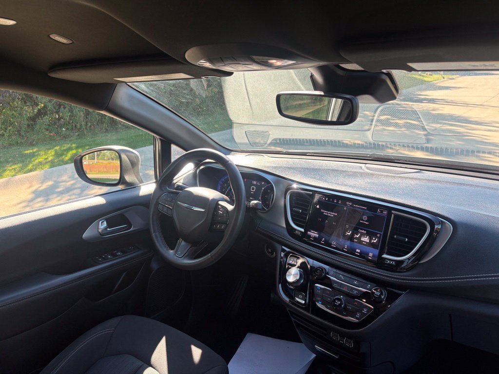Used 2023 Chrysler Pacifica Touring FWD image 33