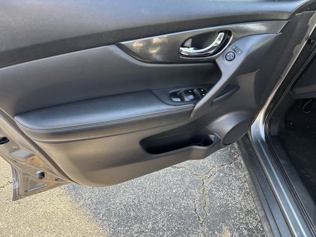 Used 2018 Nissan Rogue S image 13