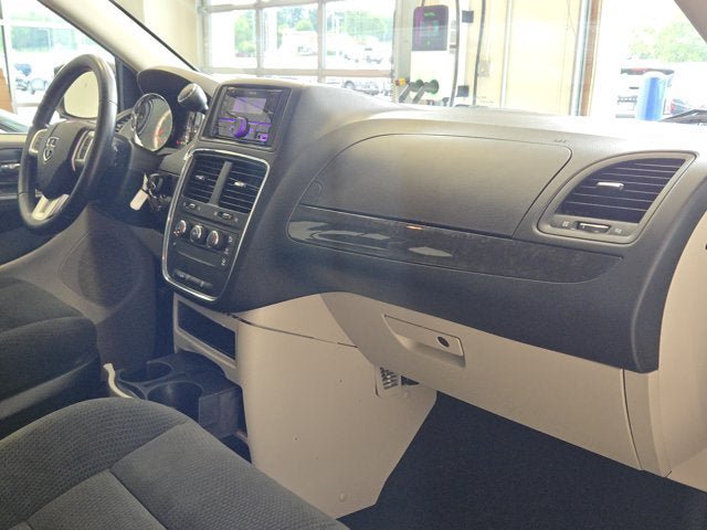 Used 2016 Dodge Grand Caravan American Value Package w/ UConnect Hands-Free Group FWD image 4