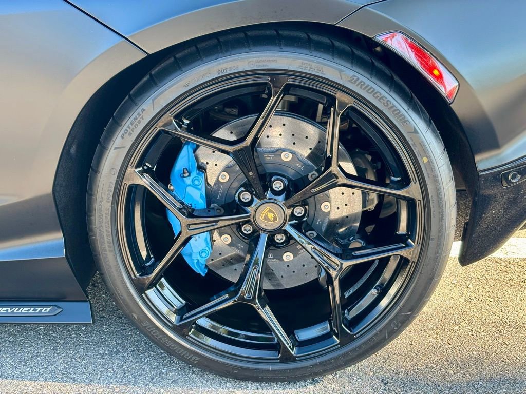Used 2025 Lamborghini Revuelto image 17
