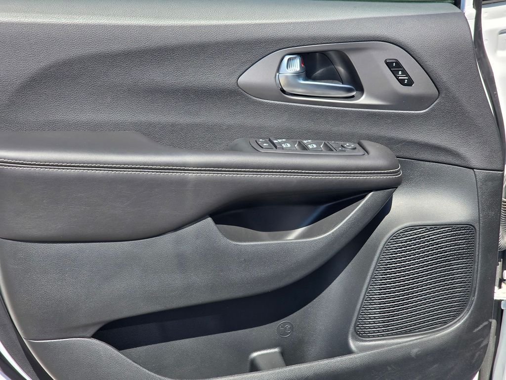New 2027 Chrysler Pacifica Select w/ Family Tech Group FWD image 8