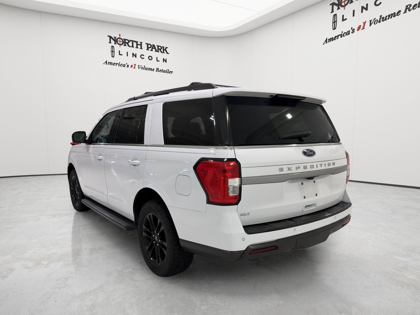 Used 2022 Ford Expedition XLT RWD image 3