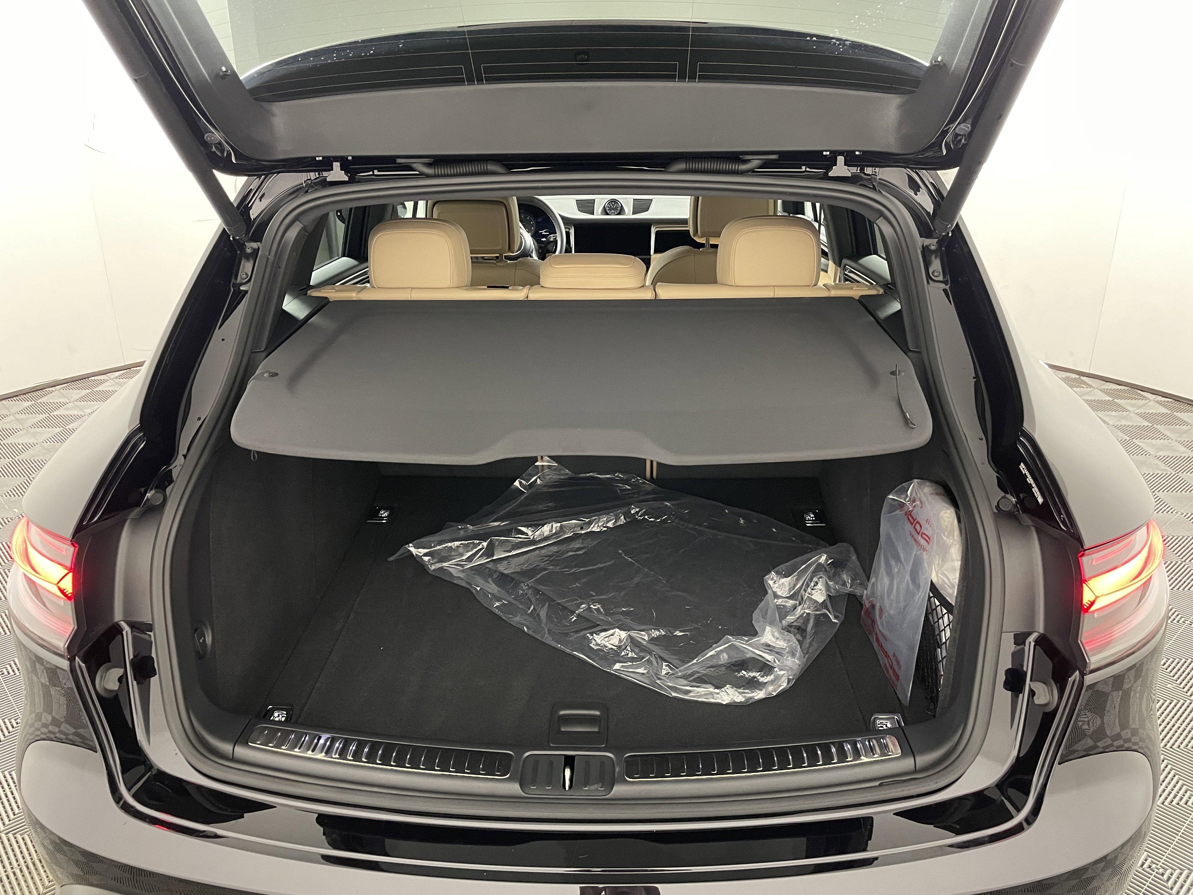 Used 2025 Porsche Macan image 21