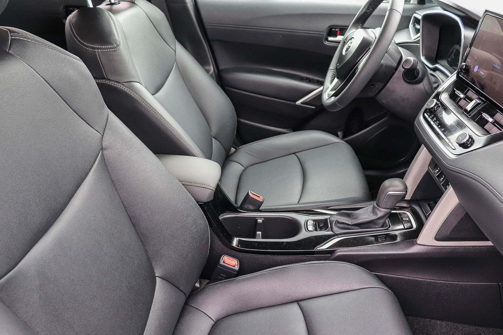 Used 2025 Toyota Corolla Cross XLE w/ Convenience Package AWD/4WD image 19