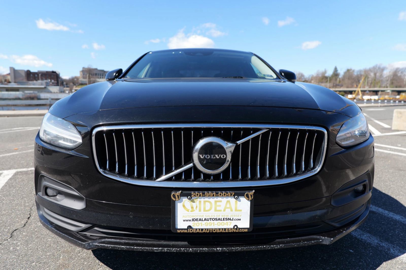 Used 2021 Volvo S90 T6 Momentum image 2
