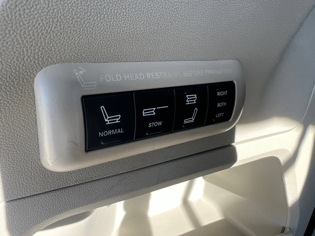 Used 2014 Chrysler Town & Country Touring-L FWD image 13
