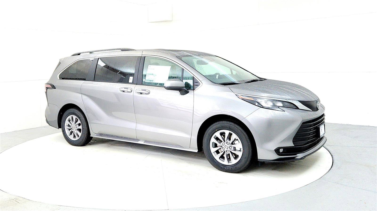 New 2026 Toyota Sienna XLE image 7