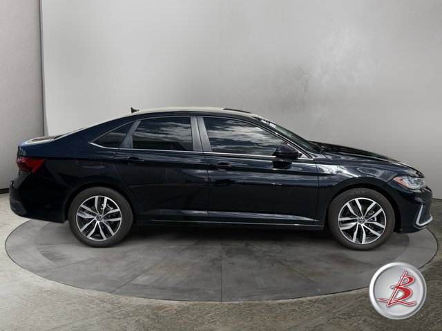 Used 2025 Volkswagen Jetta SE FWD image 8