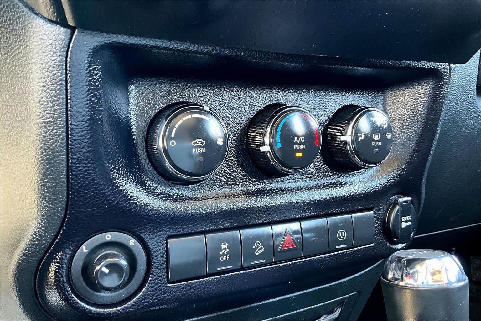 Used 2016 Jeep Wrangler Unlimited Rubicon w/ Connectivity Group image 31