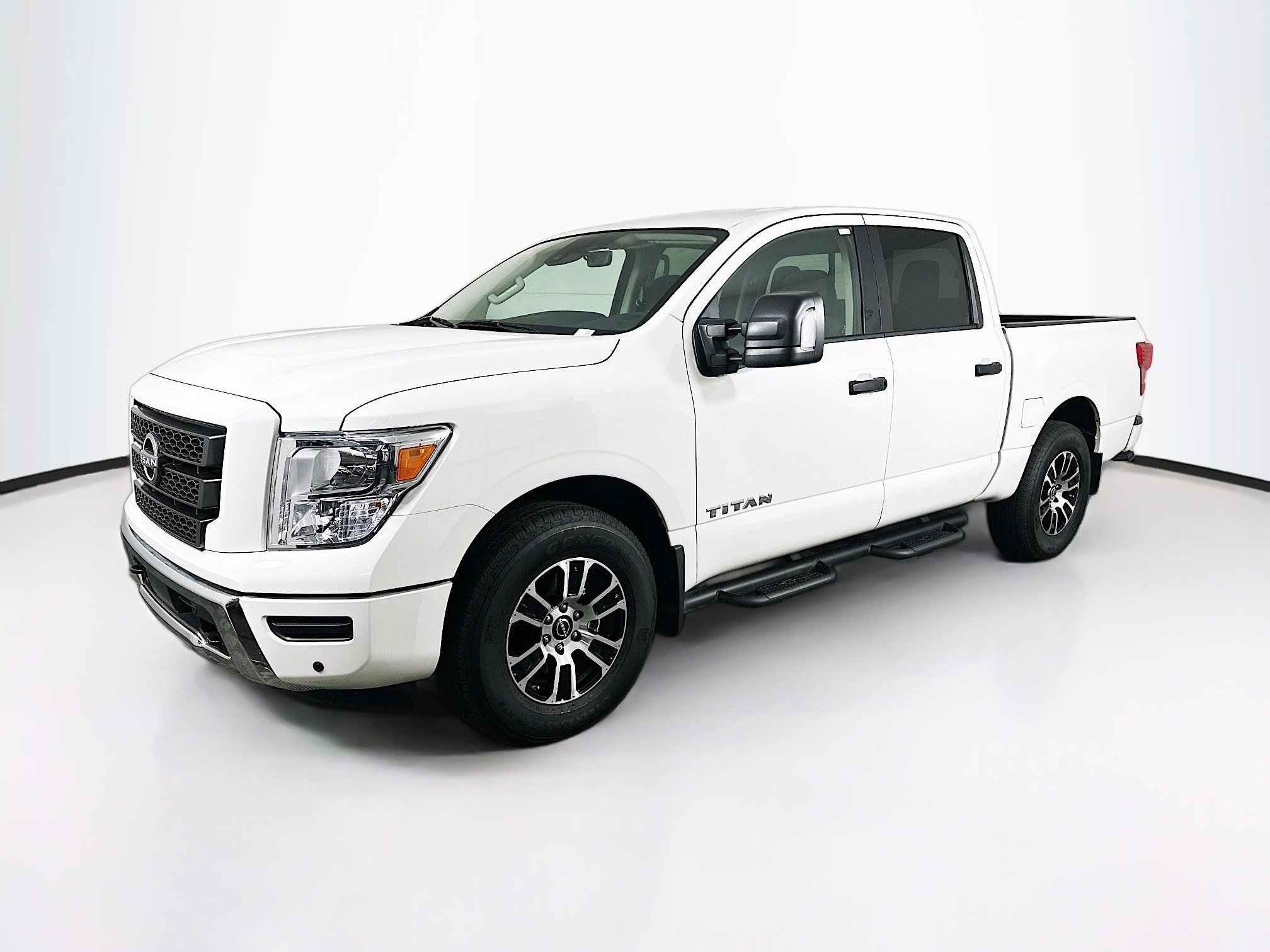 Used 2024 Nissan Titan SV w/ SV Convenience Package image 3