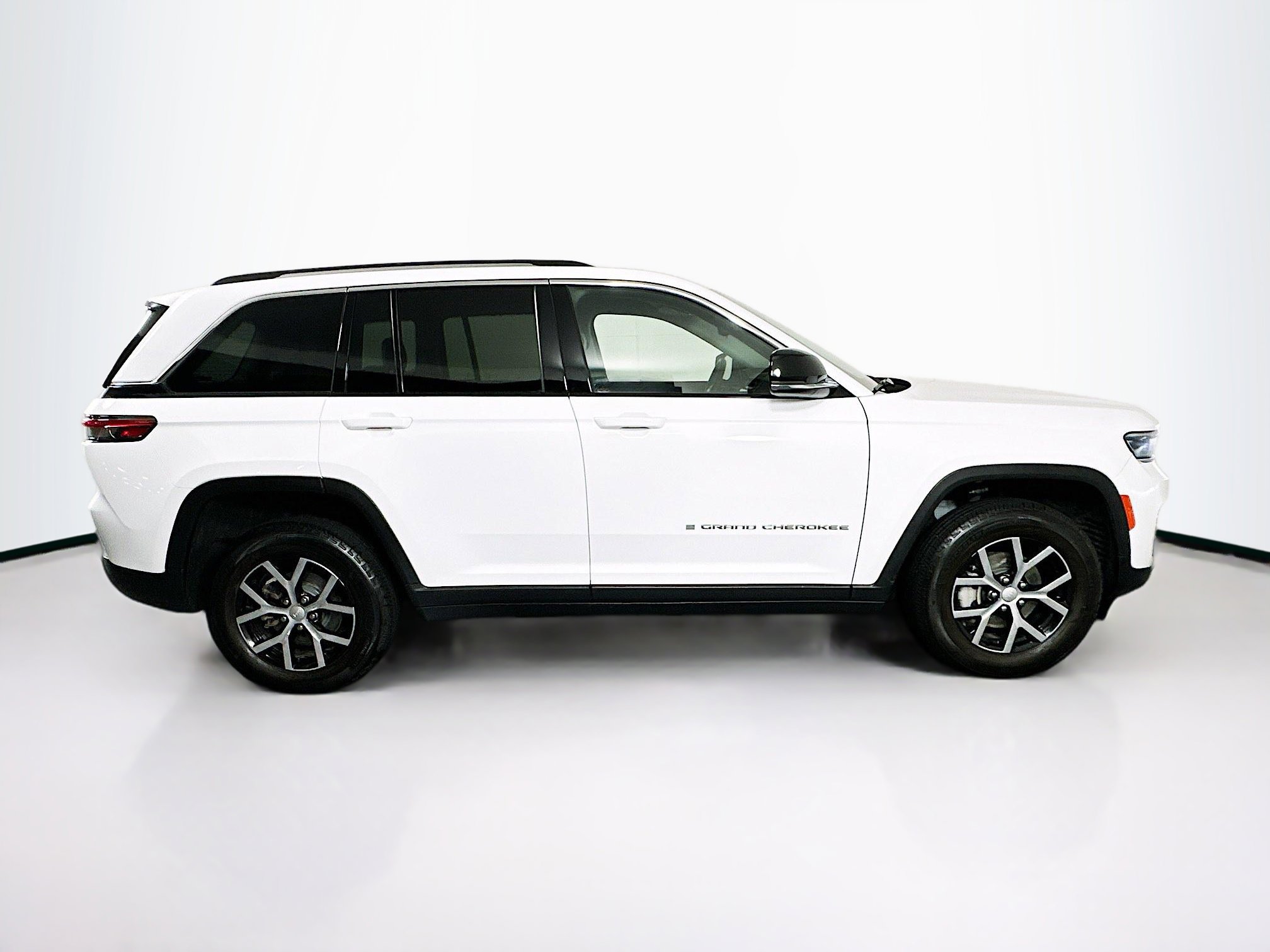 Used 2023 Jeep Grand Cherokee Limited AWD/4WD image 10