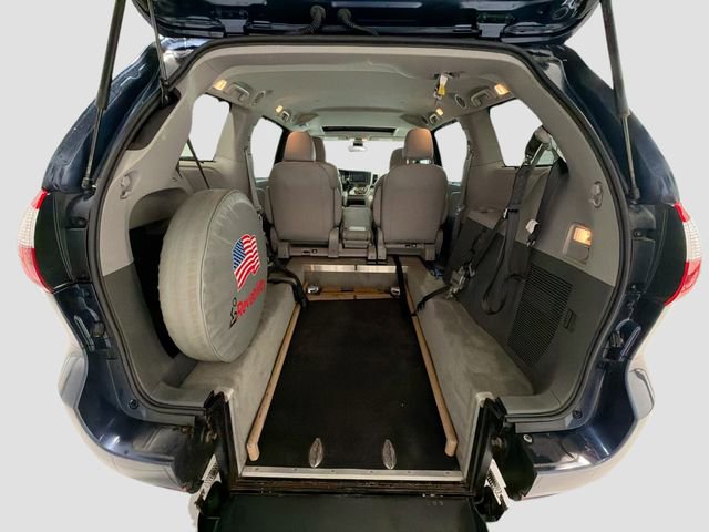 Used 2018 Toyota Sienna XLE FWD image 27