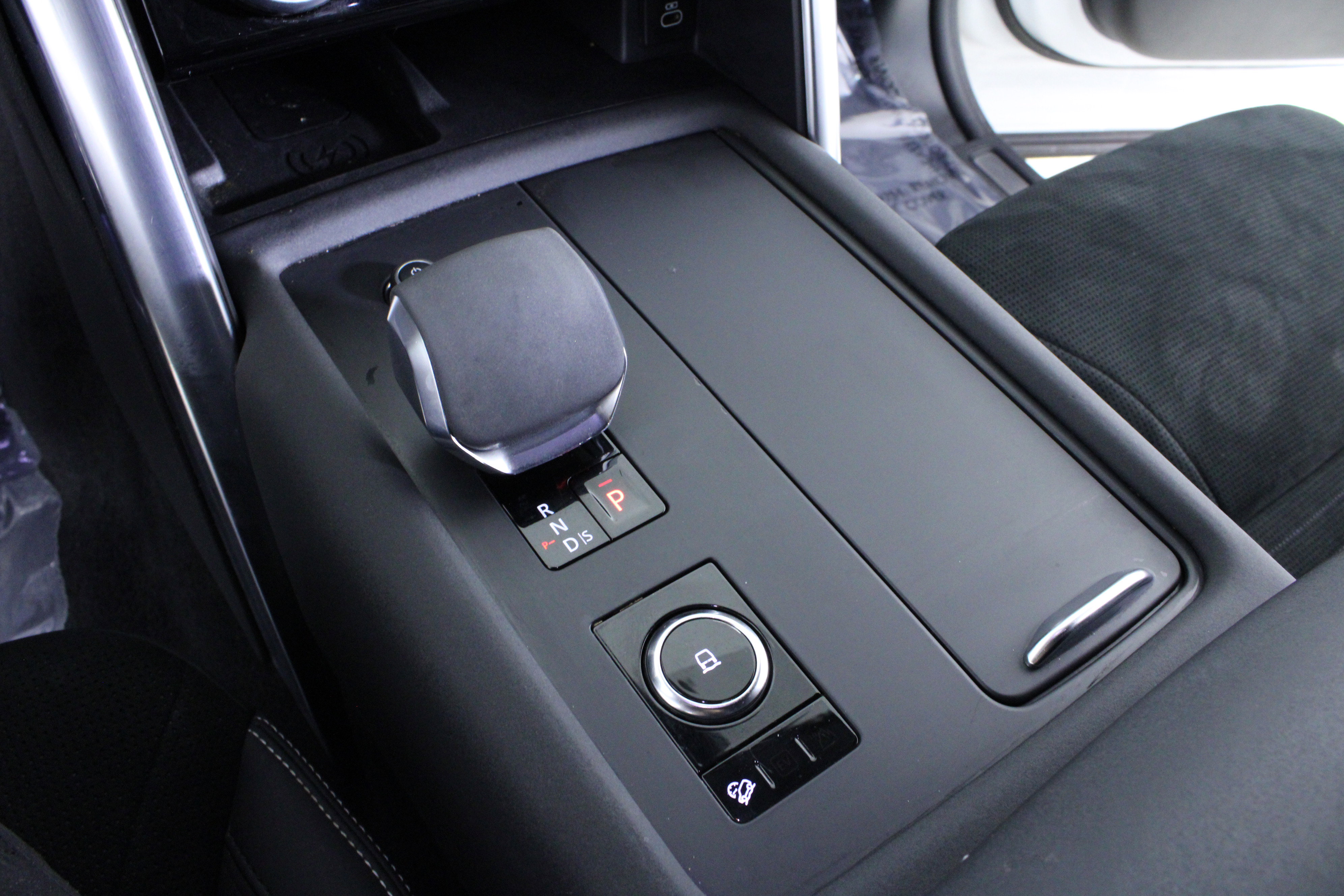 Used 2023 Land Rover Discovery S R-Dynamic image 32