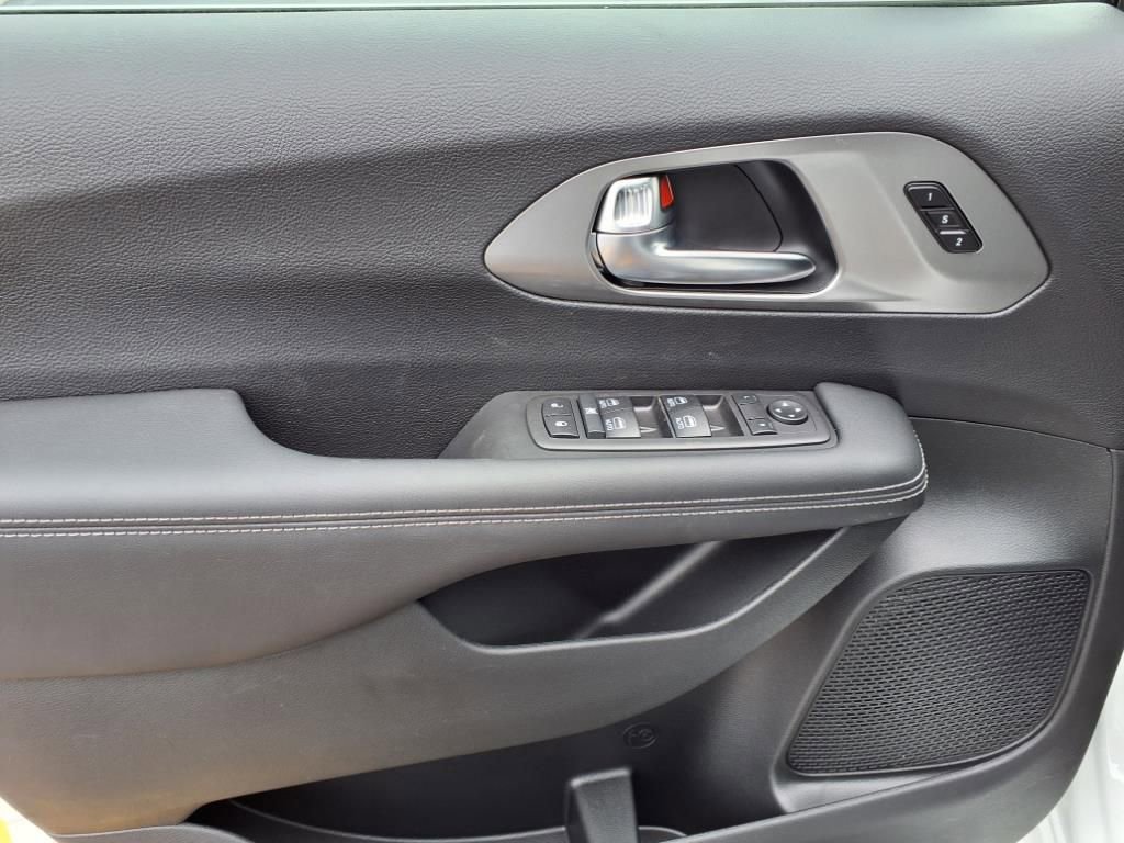 New 2026 Chrysler Pacifica Select image 8