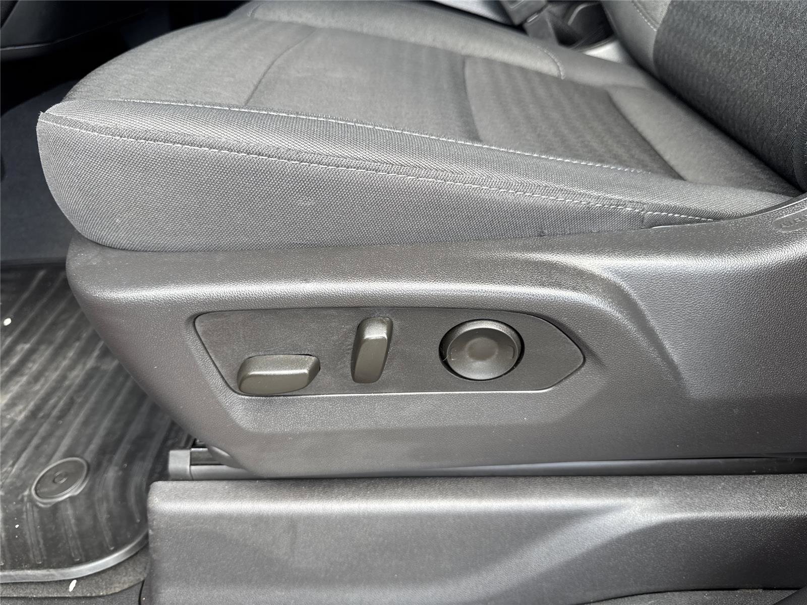 Used 2025 Chevrolet Silverado 1500 Custom image 14