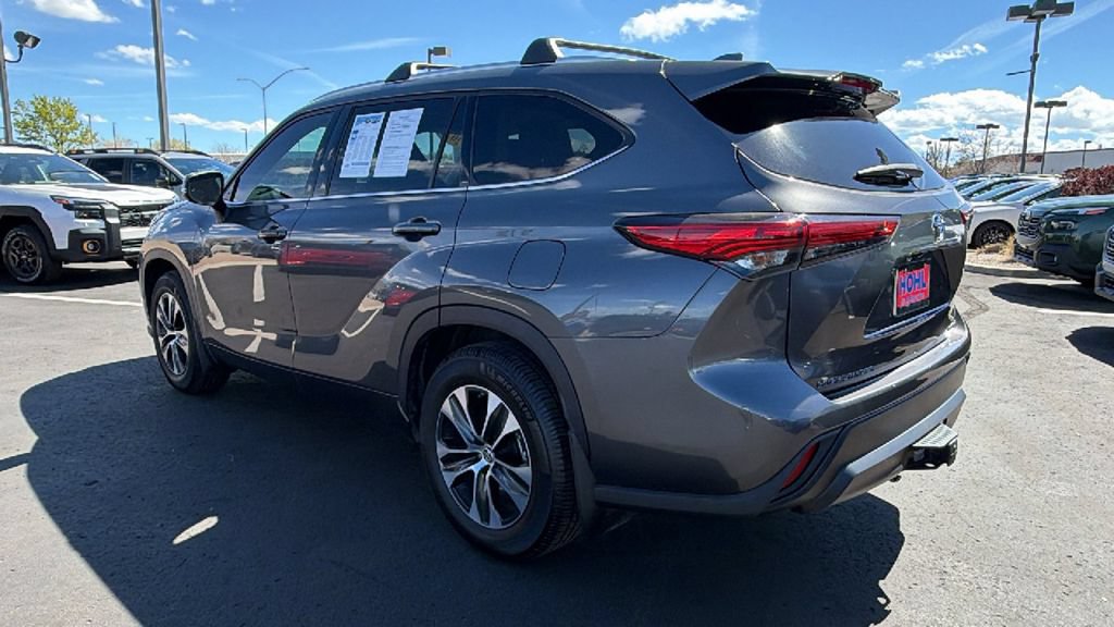 Used 2022 Toyota Highlander XLE AWD/4WD image 5