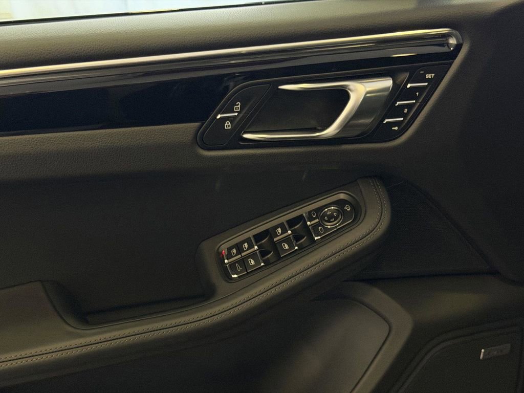 Used 2026 Porsche Macan AWD/4WD image 14