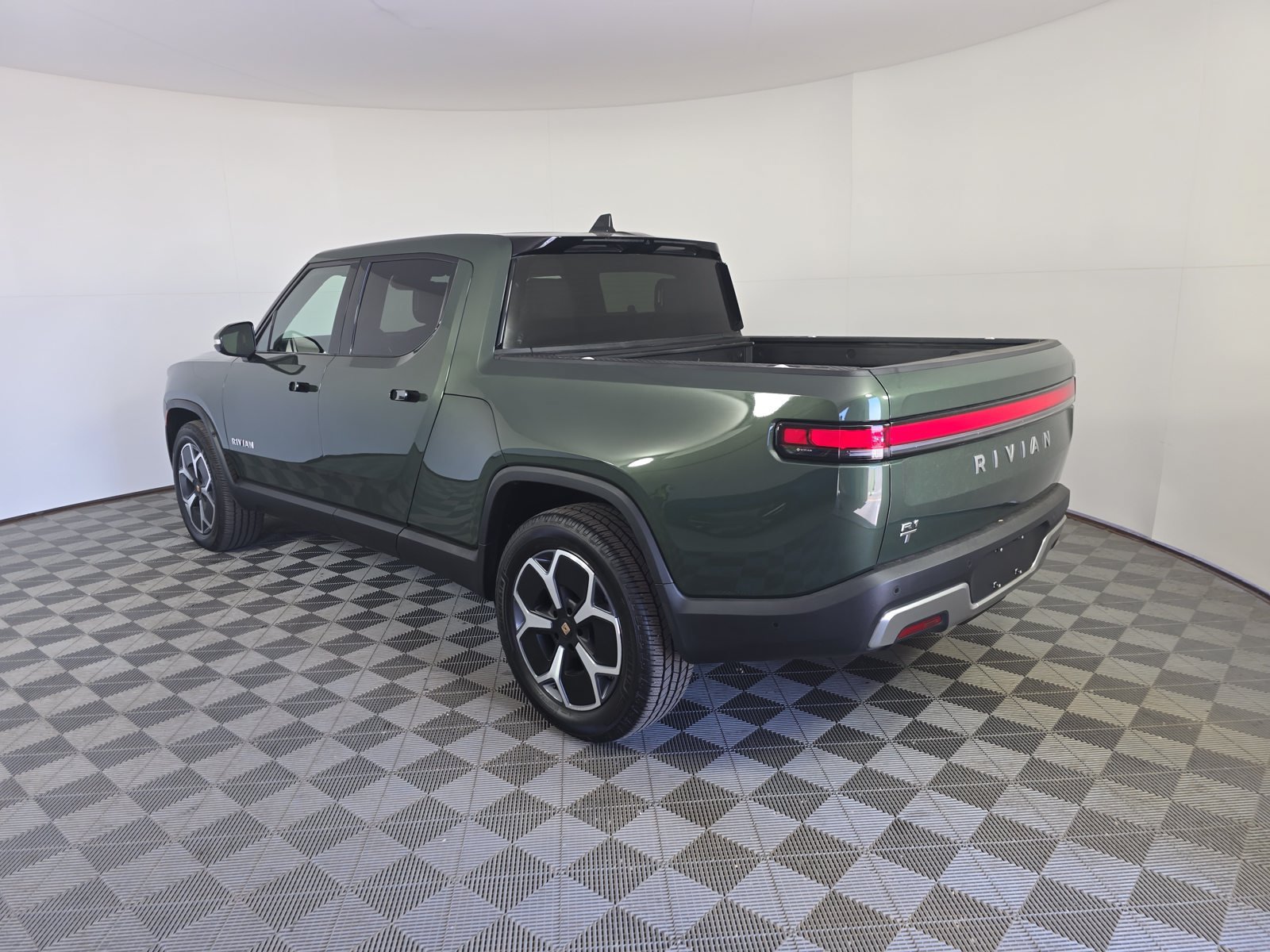 Used 2024 Rivian R1T Adventure Dual AWD/4WD image 3