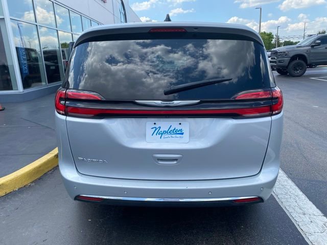 Used 2023 Chrysler Pacifica Touring-L image 8