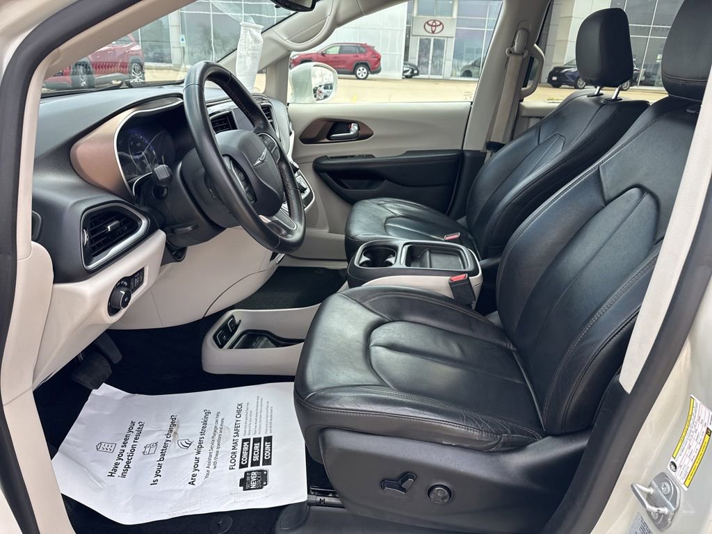 Used 2017 Chrysler Pacifica Touring-L image 7