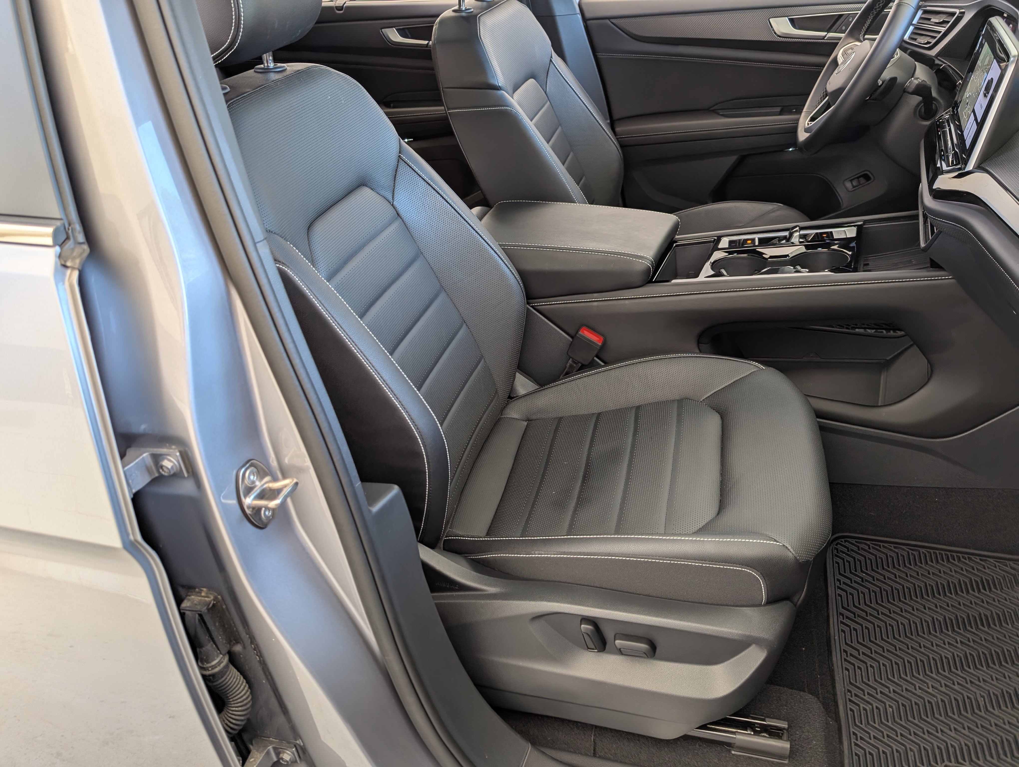 Used 2025 Volkswagen Atlas Cross Sport SEL image 21