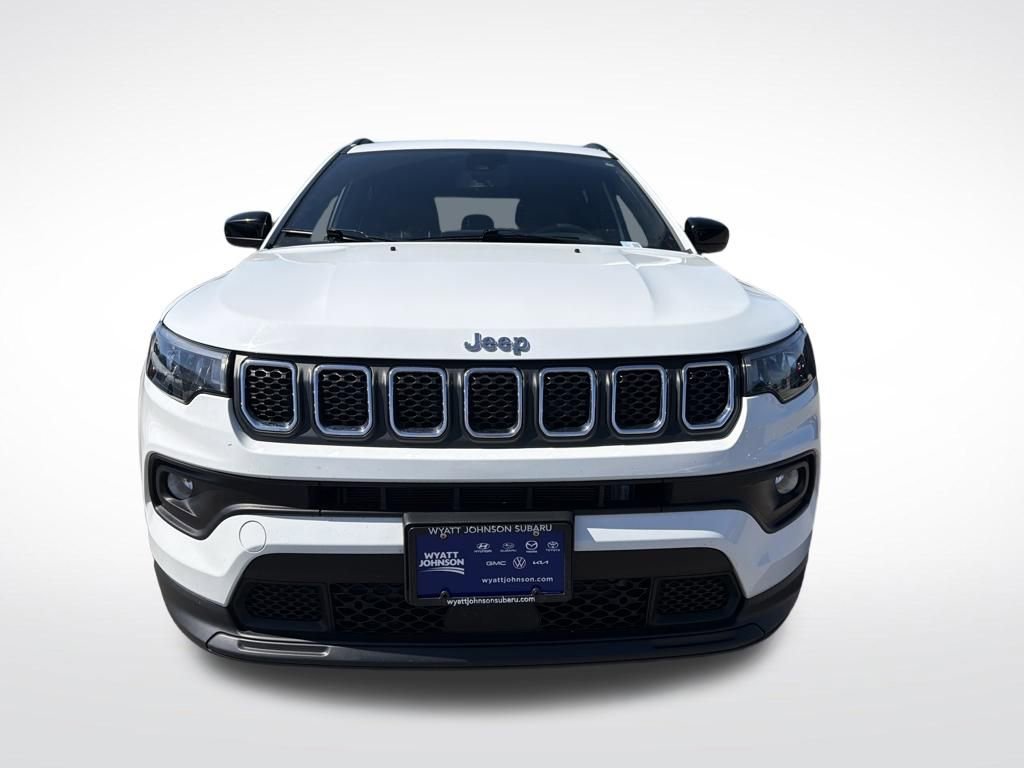 Used 2024 Jeep Compass Latitude image 11