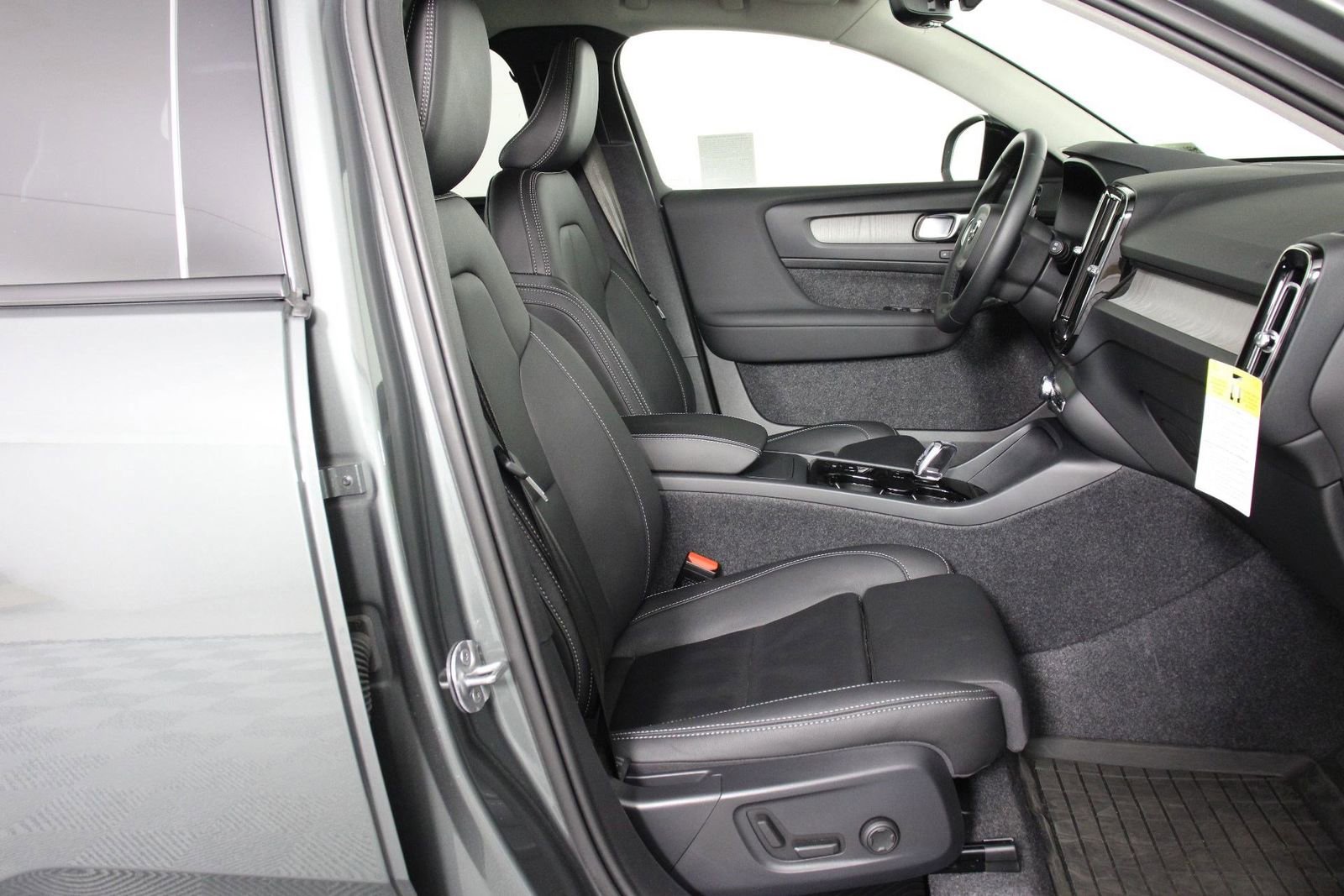 Used 2026 Volvo XC40 B5 Ultra w/ Climate Package AWD/4WD image 29