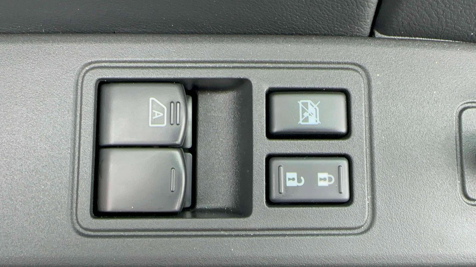 Used 2025 Nissan Frontier SV w/ SV Convenience Package image 12