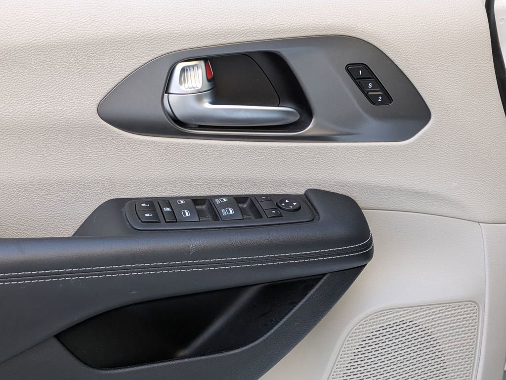 Used 2024 Chrysler Pacifica Touring-L image 13