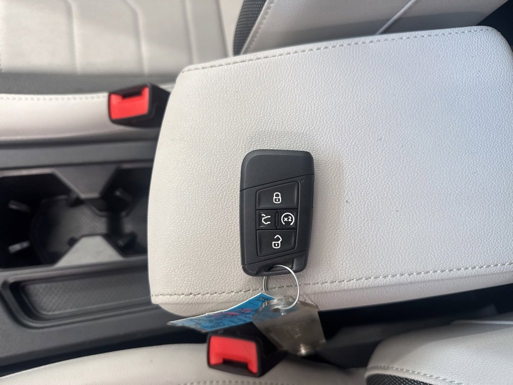 Certified 2025 Volkswagen Taos SE image 32