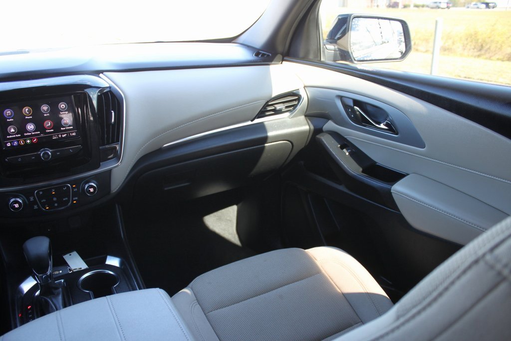 Used 2023 Chevrolet Traverse LS image 9