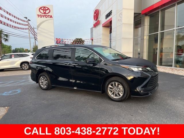 Used 2025 Toyota Sienna XLE image 2