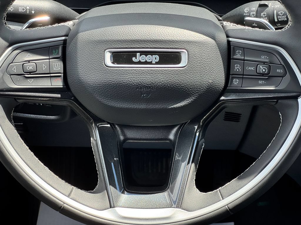 Used 2023 Jeep Grand Cherokee L Laredo AWD/4WD image 23