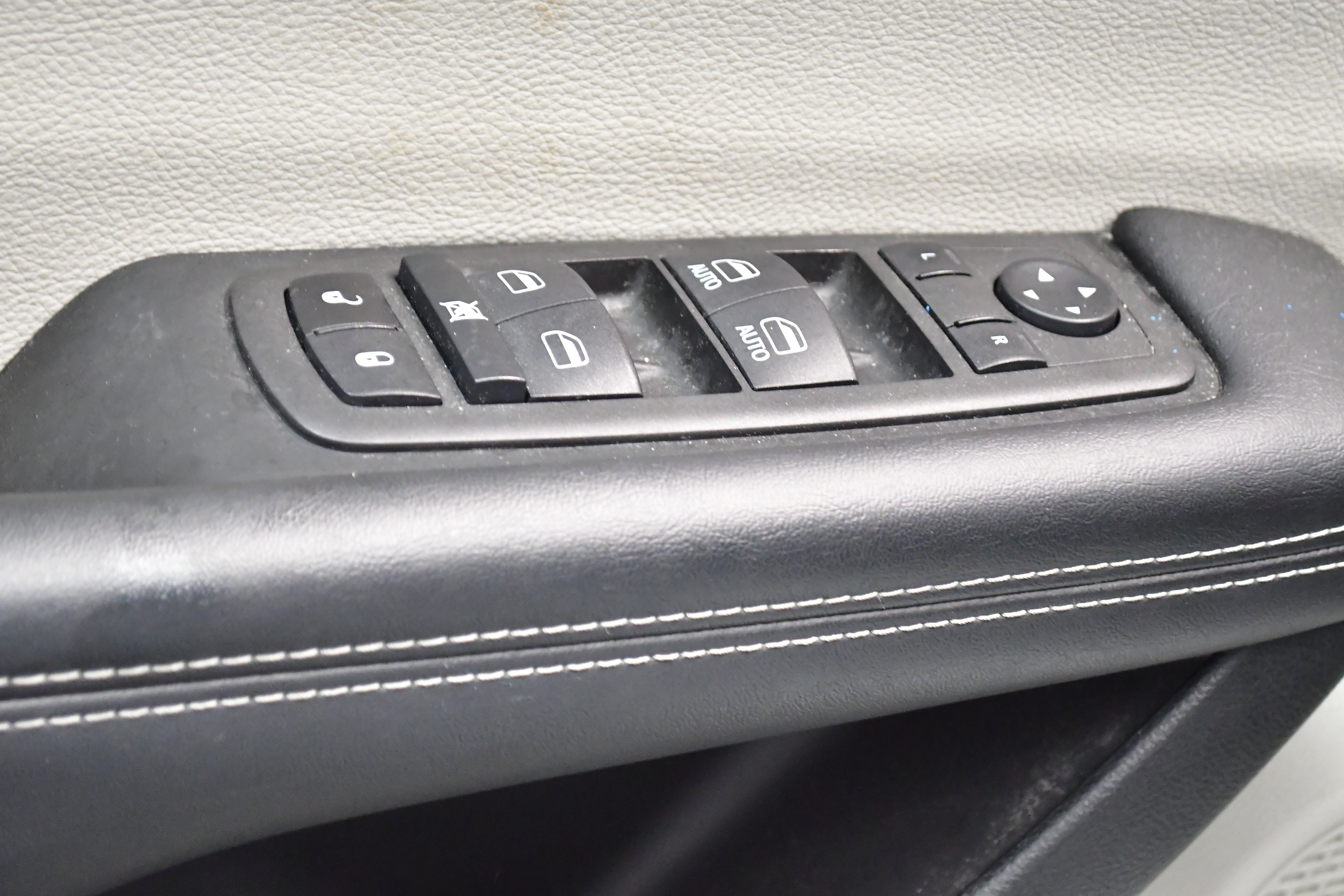 Used 2023 Chrysler Pacifica Touring-L FWD image 18