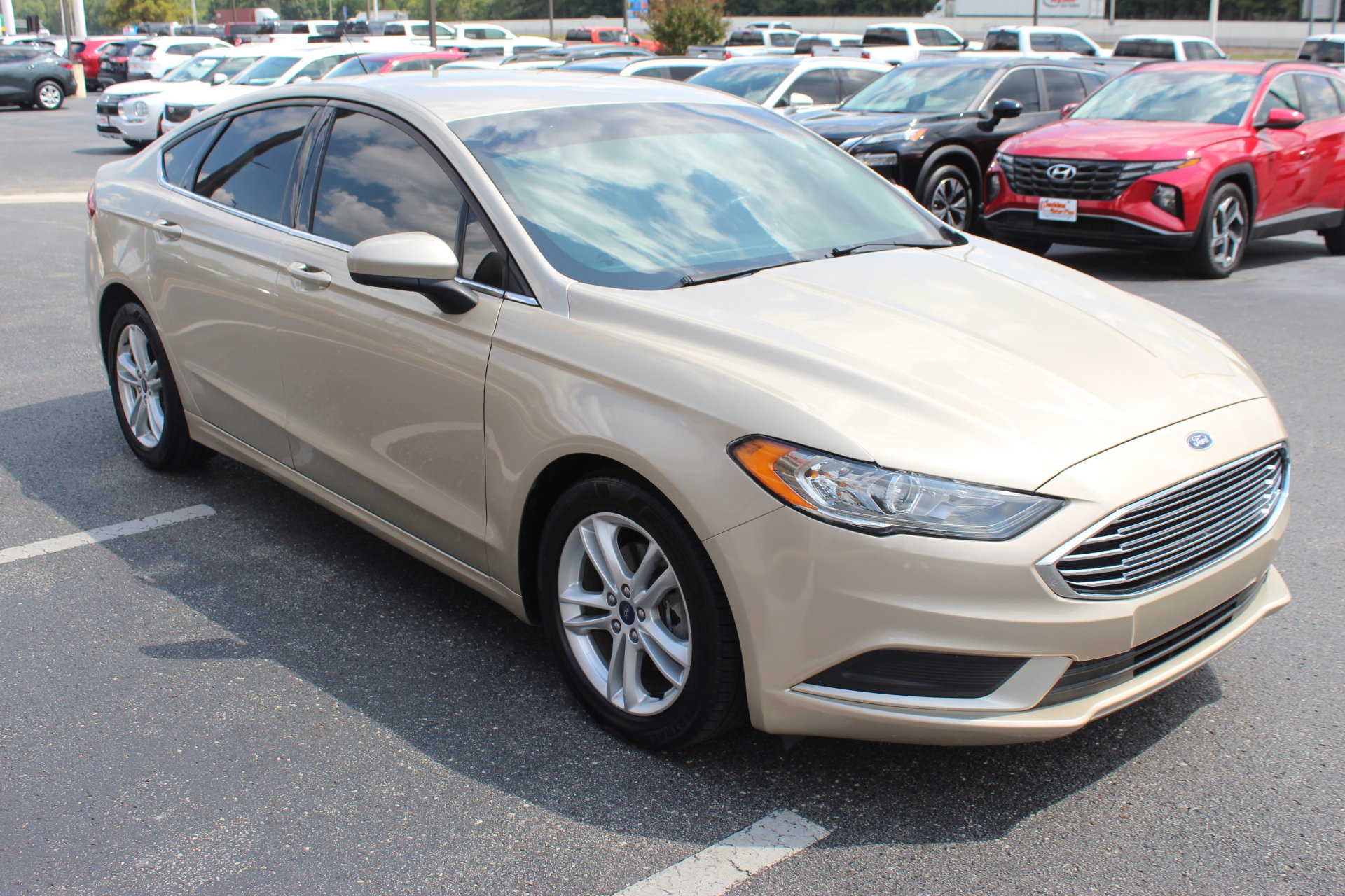 Used 2018 Ford Fusion SE w/ Fusion SE Technology Package image 4