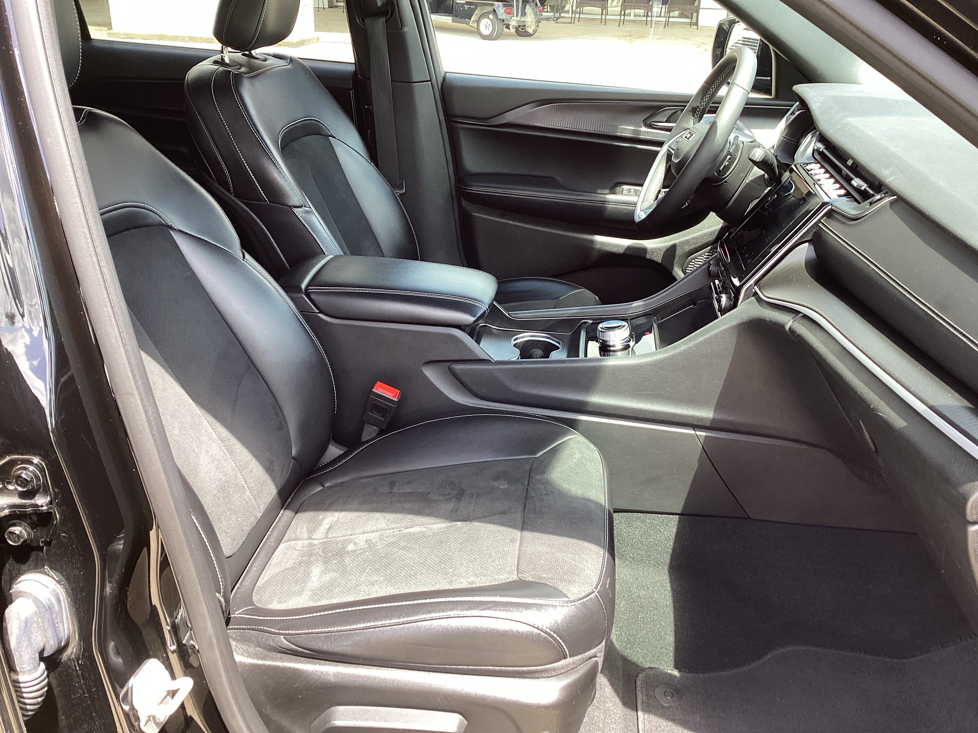 Used 2025 Jeep Grand Cherokee L Laredo RWD image 10