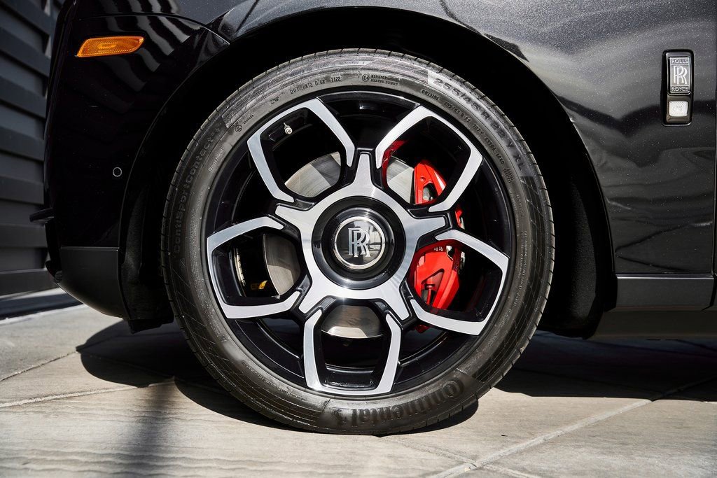 Used 2021 Rolls-Royce Cullinan Black Badge image 3