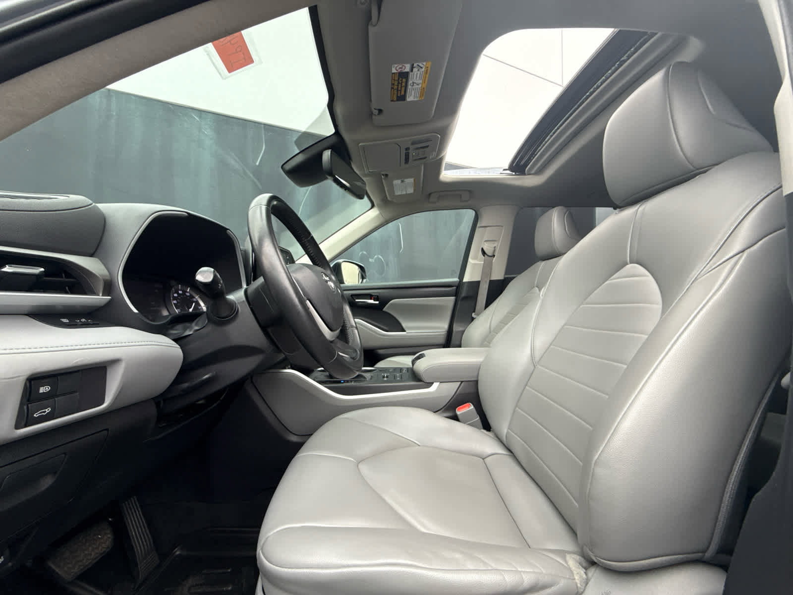 Used 2022 Toyota Highlander XLE image 18