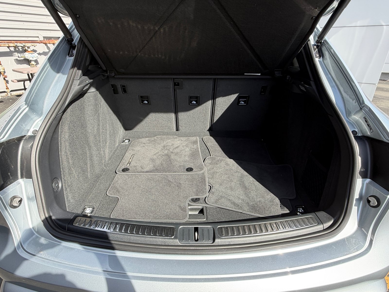 Used 2025 Porsche Macan AWD/4WD image 25