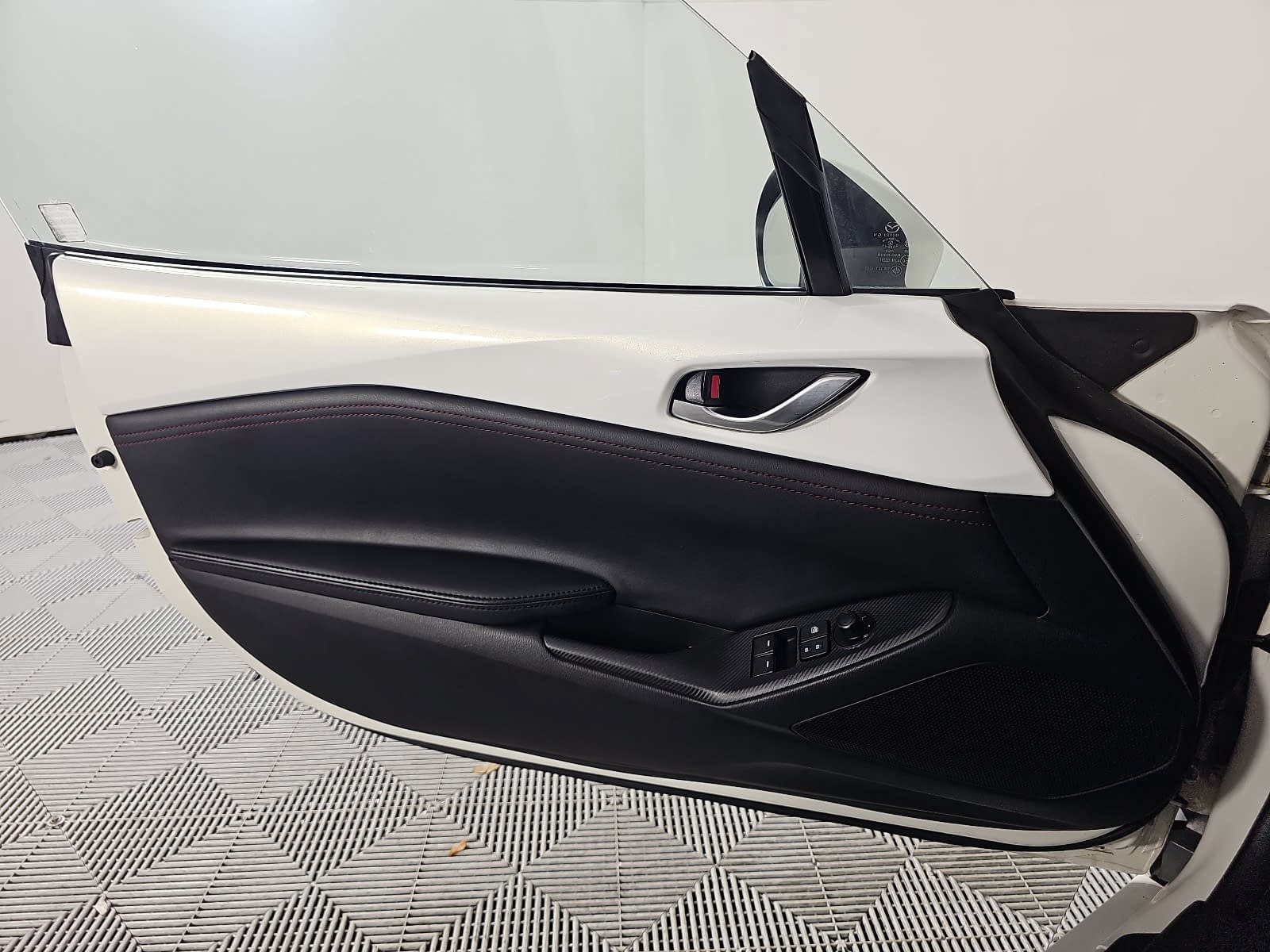 Used 2016 MAZDA MX-5 Miata Grand Touring RWD image 23