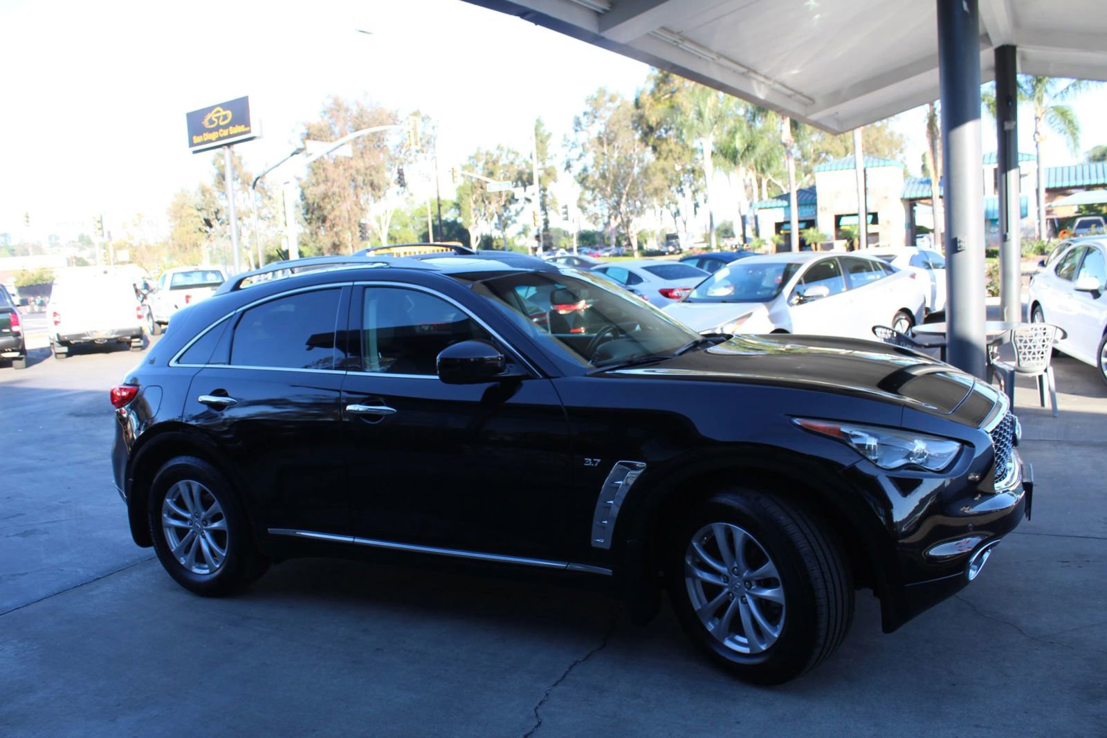 Used 2017 INFINITI QX70 3.7 w/ Premium Package image 6