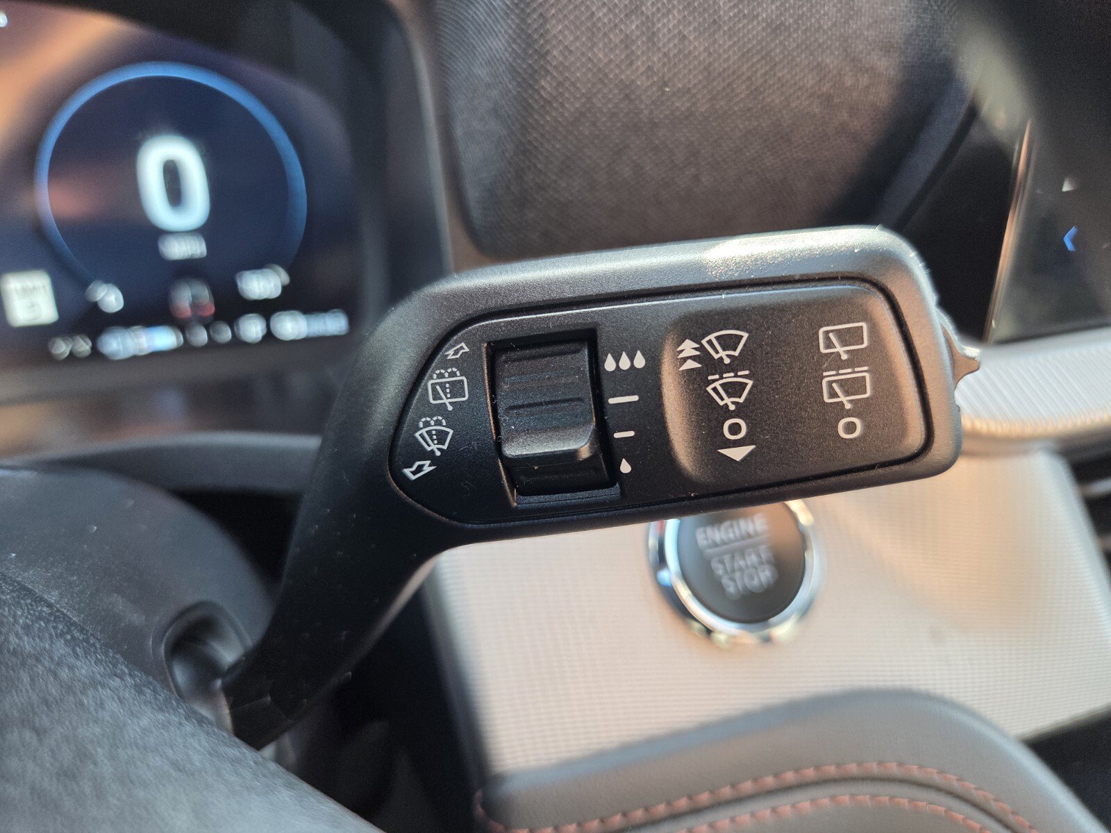 Used 2025 Ford Explorer Active RWD image 28