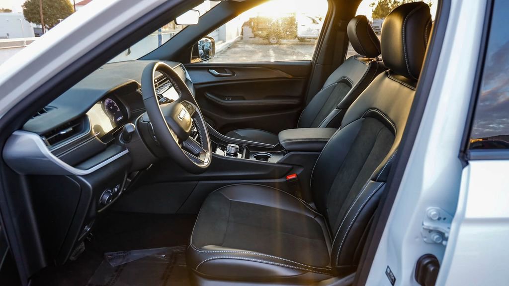 New 2025 Jeep Grand Cherokee Altitude image 18