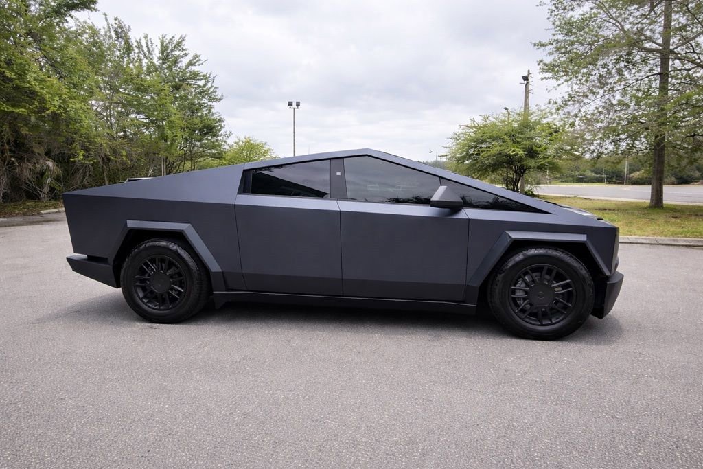 Used 2024 Tesla Cybertruck AWD Crew Cab image 6