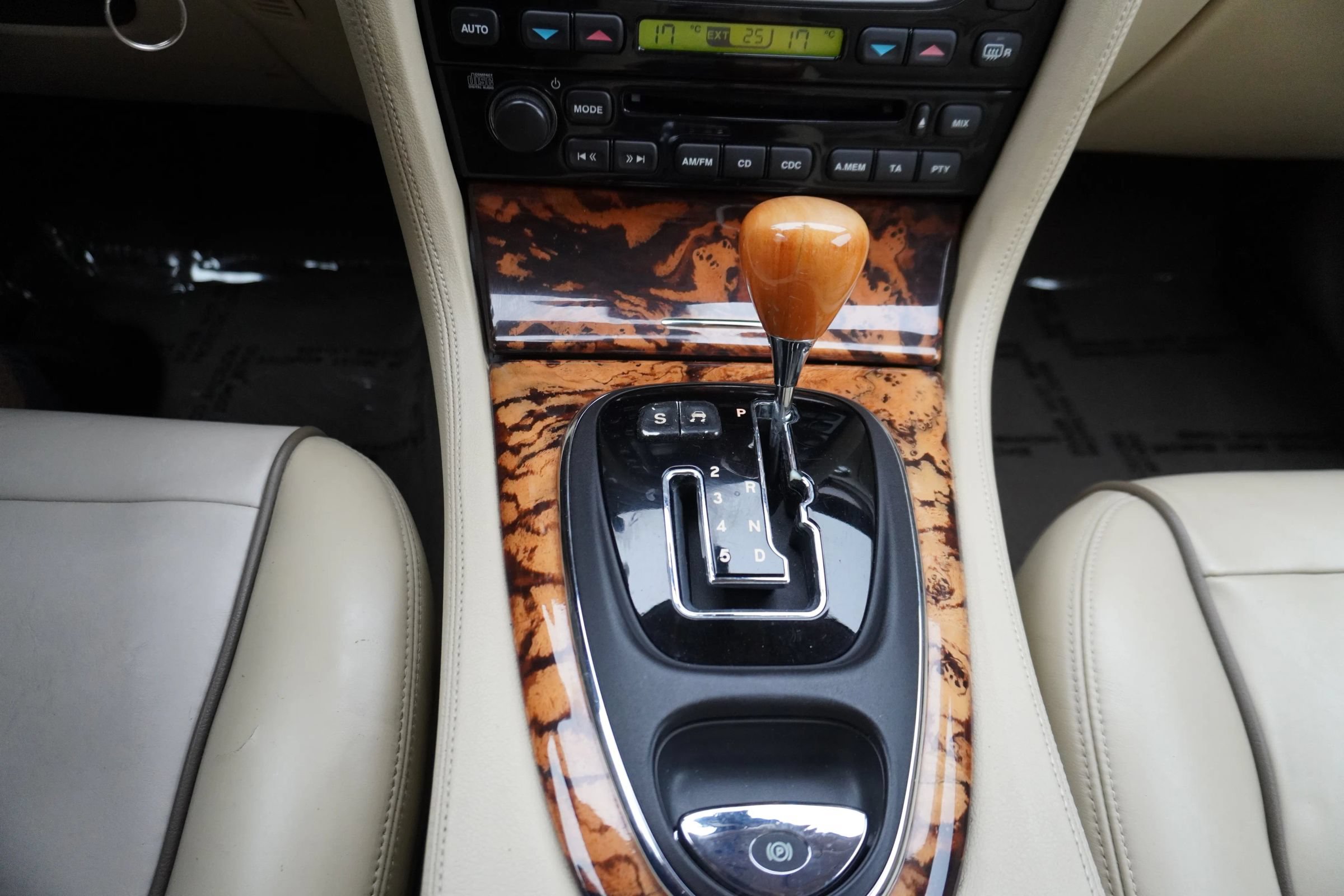 Used 2008 Jaguar XJ8 RWD image 22