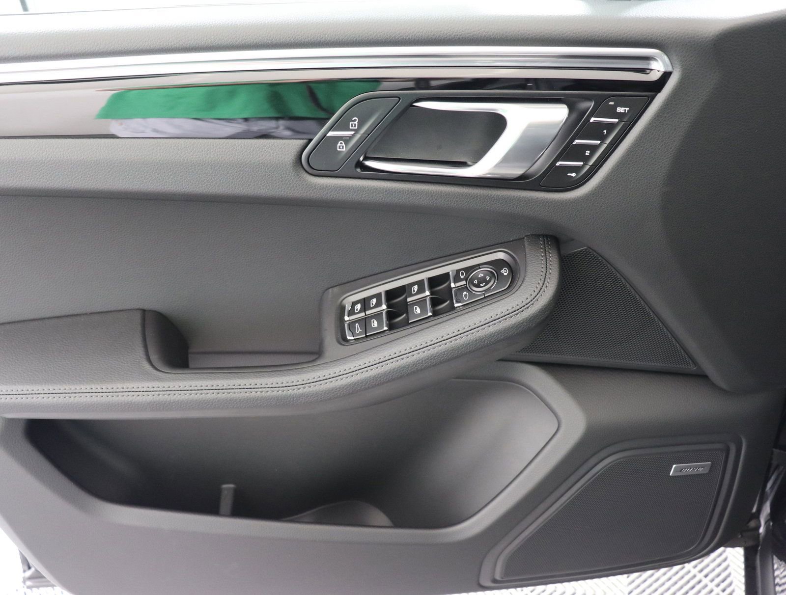 Certified 2025 Porsche Macan AWD/4WD image 28