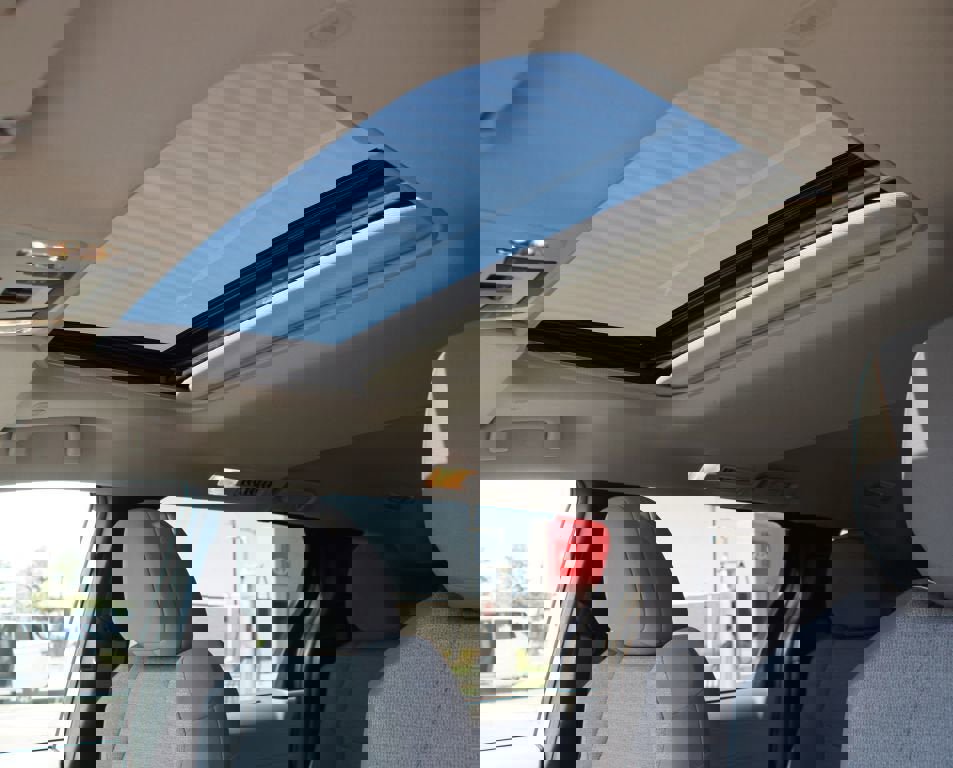 Used 2025 Toyota Sienna LE image 6