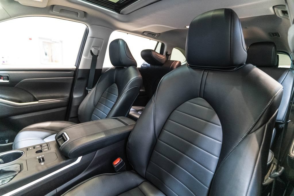 Used 2023 Toyota Highlander XLE AWD/4WD image 6