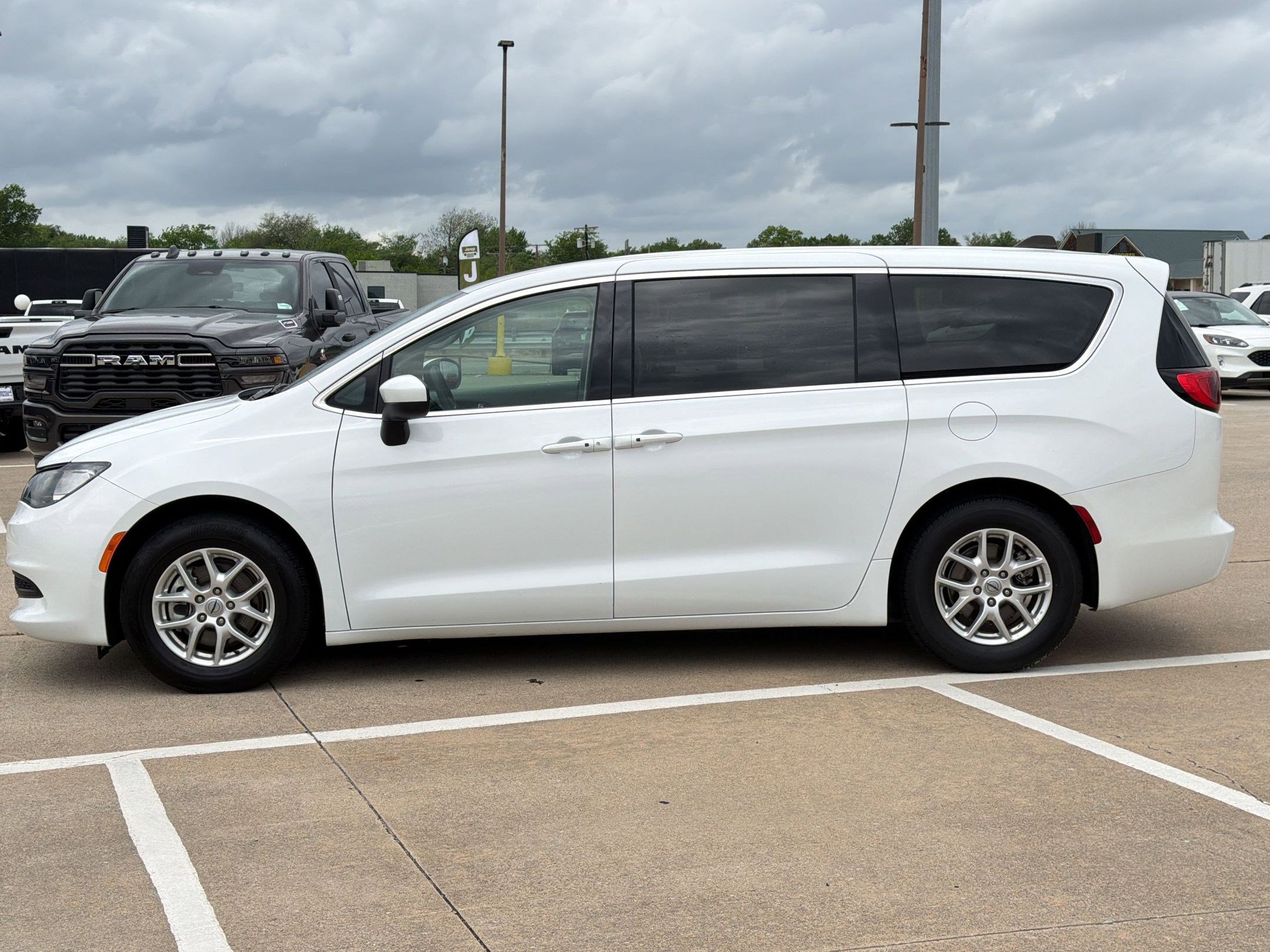Used 2023 Chrysler Voyager LX image 2